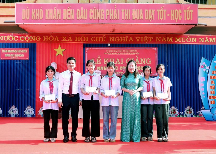 Đào Bích Ngọc – Cô học trò Phúc Thọ vượt qua bóng tối để đi tìm ánh sáng tri thức