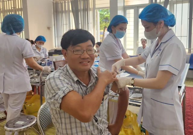 Thái Nguyên khử khuẩn môi trường, tiêm uốn ván miễn phí giúp dân sau lũ