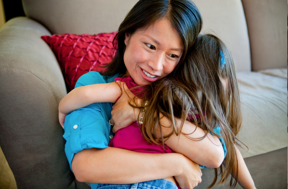 Khác biệt một trời một vực giữa những đứa trẻ thường xuyên được ôm và không được ôm bao giờ khi lớn lên