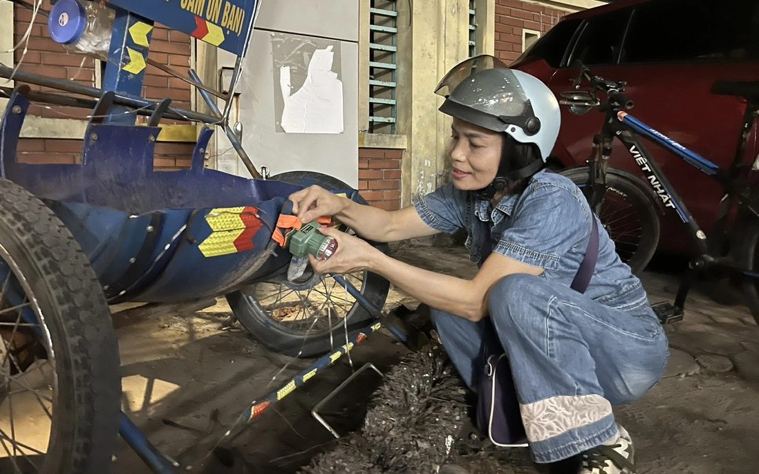 Hà Nội Người phụ nữ hằng đêm đi hút sạch đinh vít trên đường