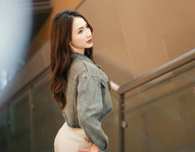 Cô gái gây sốt khi sáng làm người mẫu, tối làm đồng nát