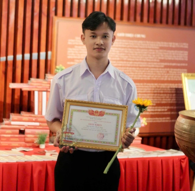 Hành trình tốt nghiệp sớm loại xuất sắc của nam sinh người S’tiêng