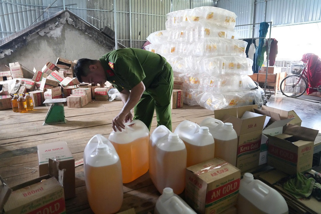 Cận cảnh xưởng sản xuất dầu ăn giả ở Nghệ An