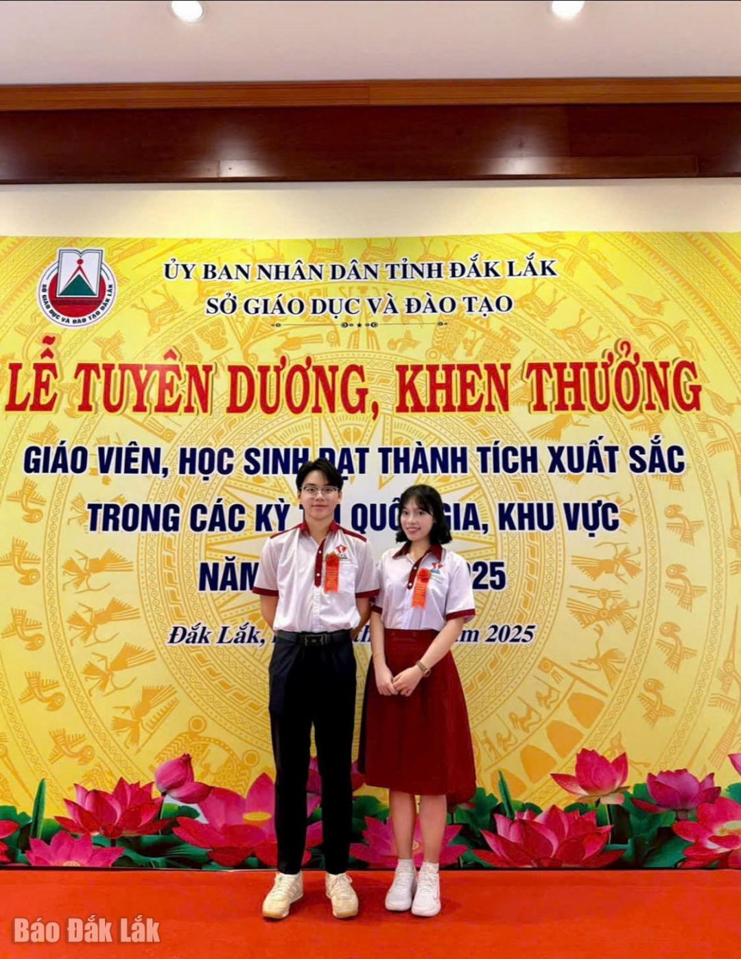 Học sinh chế tạo máy tách vỏ sầu riêng bán tự động