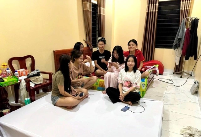 Tình người - ngọn lửa không bao giờ tắt giữa cơn lũ lịch sử