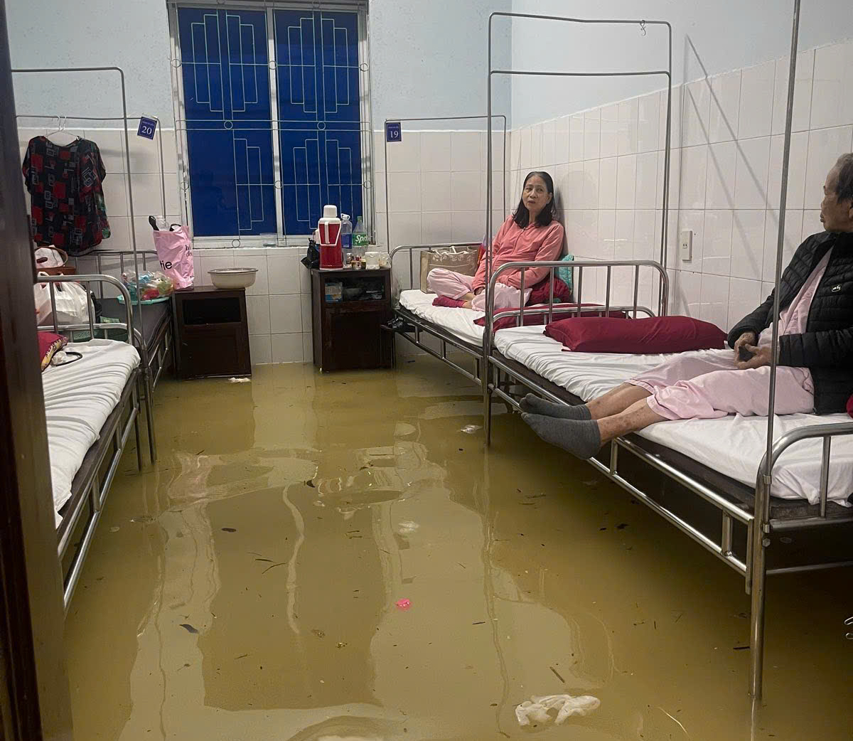 Lũ lớn làm ngập Bệnh viện Trung ương Huế, kích hoạt phương án ứng phó khẩn cấp