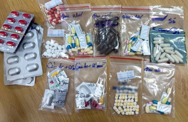 Người phụ nữ vào cấp cứu cùng nhiều gói thuốc, bác sĩ bó tay không rõ loại gì