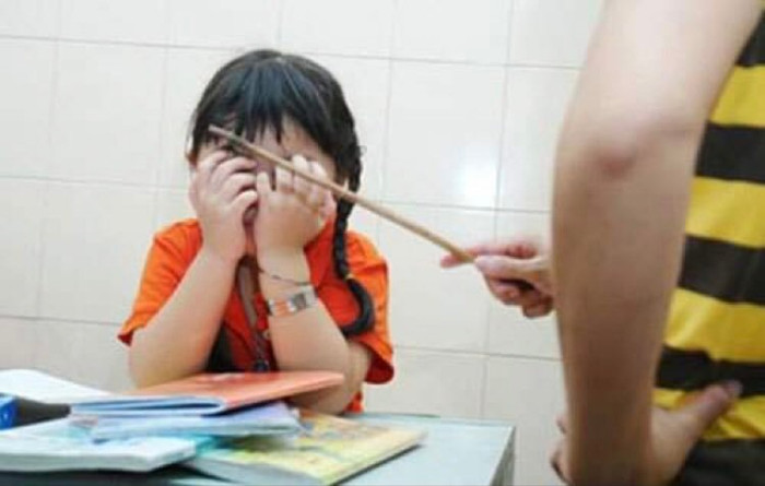 Cưỡng ép con học tập quá sức bị phạt tới 10 triệu đồng