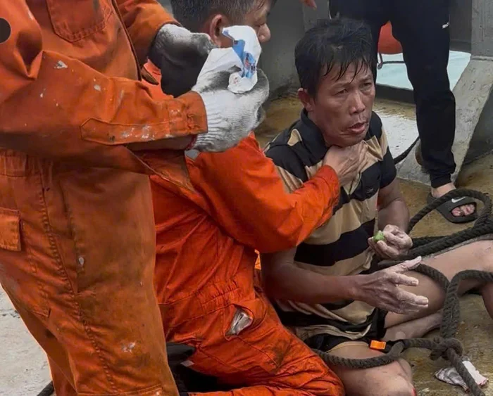 Kỳ tích Lý Sơn 3 ngư dân trở về sau 42 giờ ăn cua sống, uống nước mưa sinh tồn