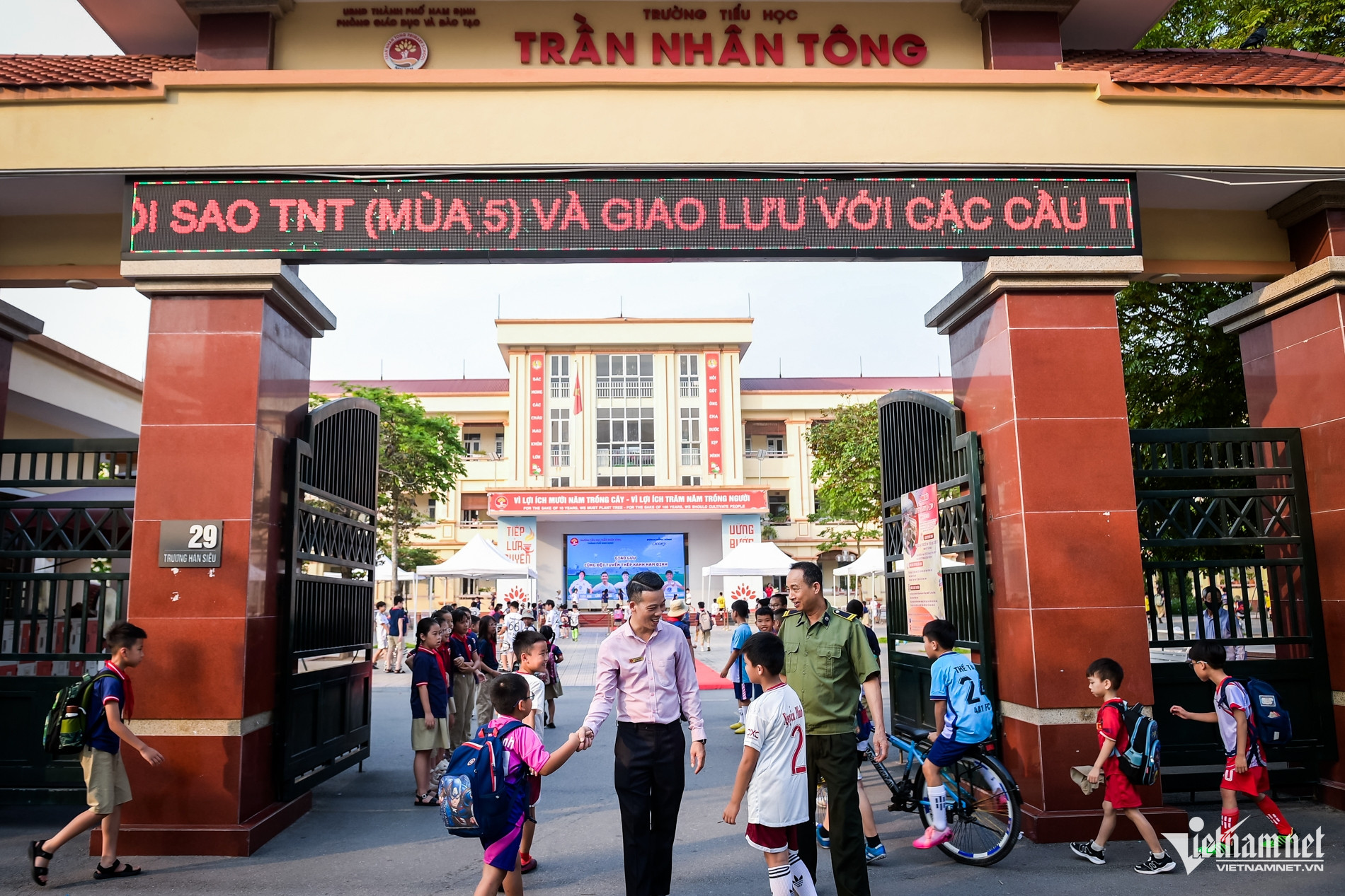 Giáo dục không chỉ là dạy chữ mà còn mở cửa trái tim