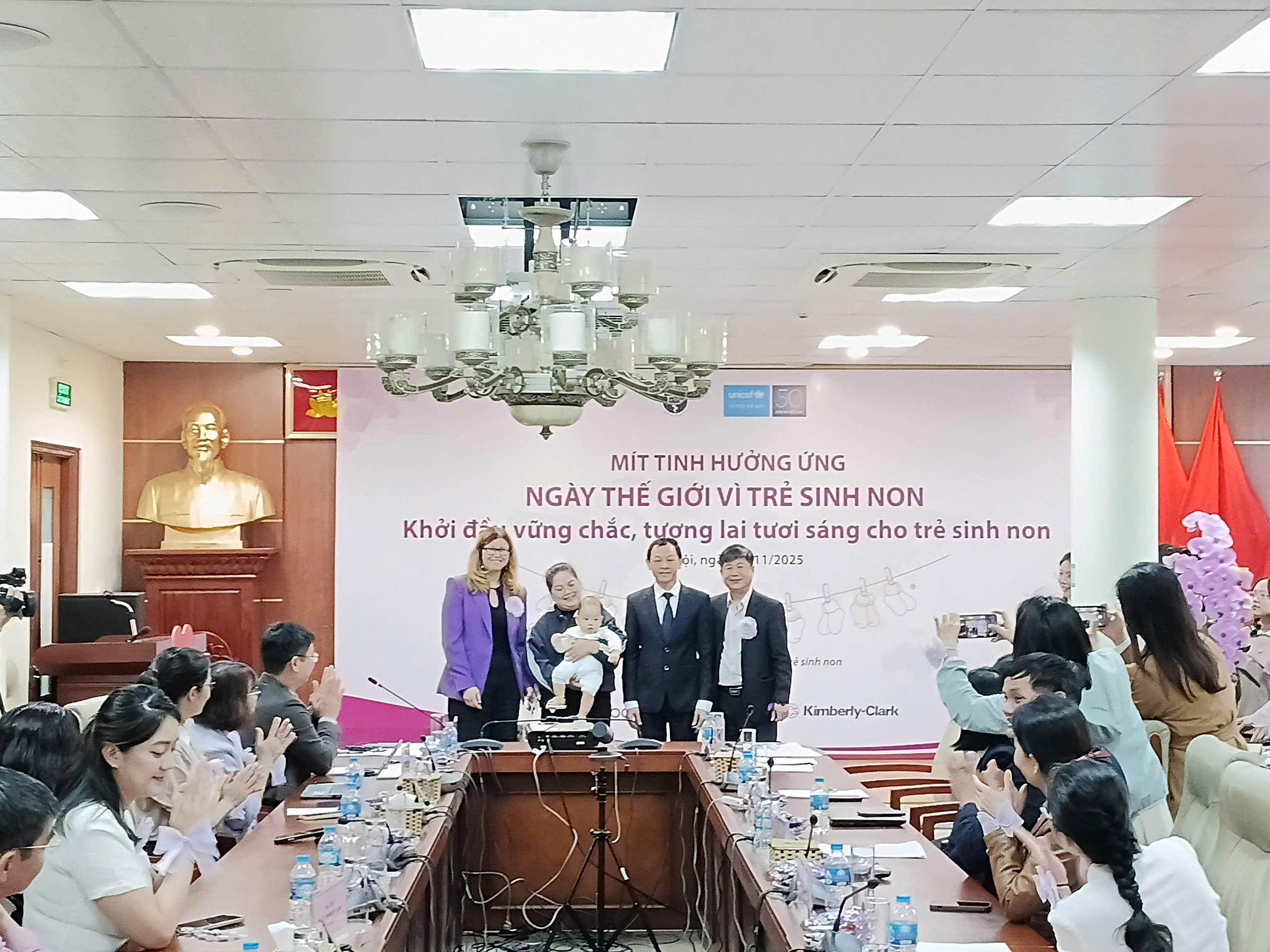 Hưởng ứng Ngày Thế giới vì Trẻ sinh non Khởi đầu vững chắc, tương lai tươi sáng