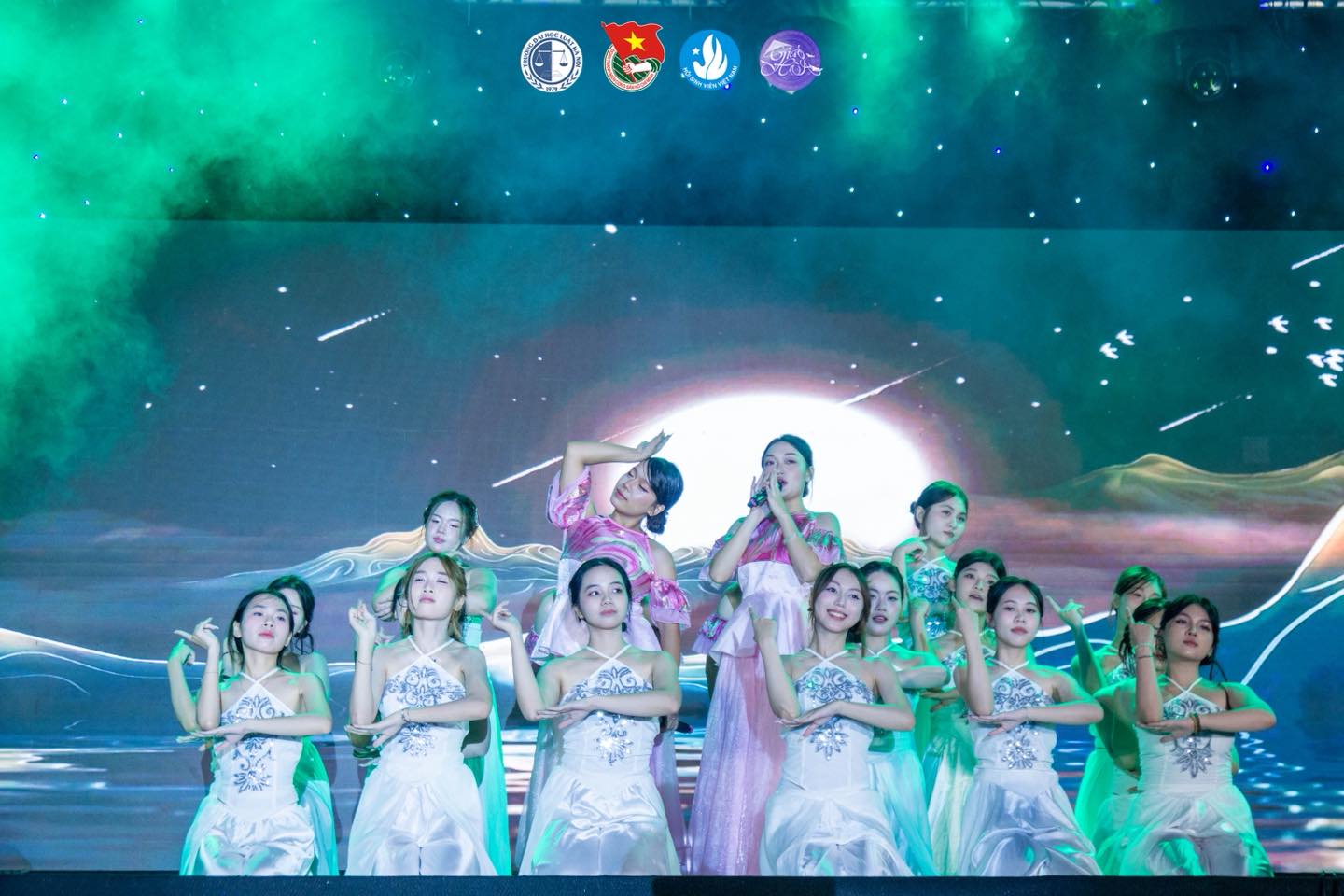 Giao hòa nhiệt huyết tuổi trẻ và sắc màu nghệ thuật