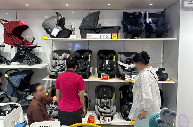 Phụ huynh đổ xô mua ghế ô tô cho trẻ trước ngày áp dụng xử phạt 01 01 2026