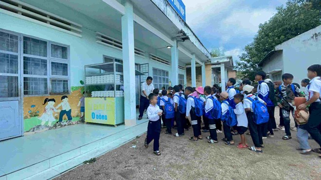 Thầy giáo và “Tủ bánh mì 0 đồng” ấm lòng học trò nghèo Gia Lai