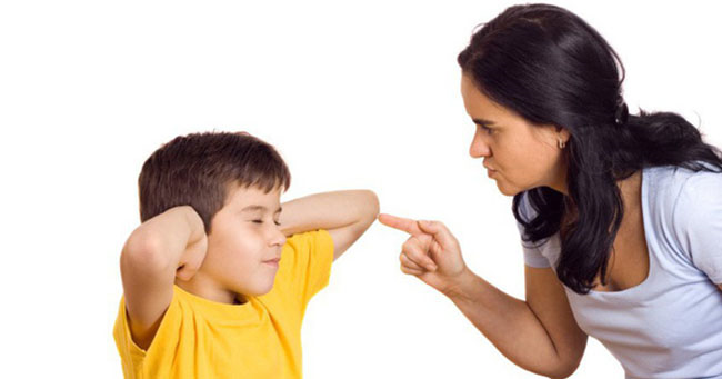 10 kiểu cha mẹ miệng nói thương con nhưng vô tình kéo con thụt lùi