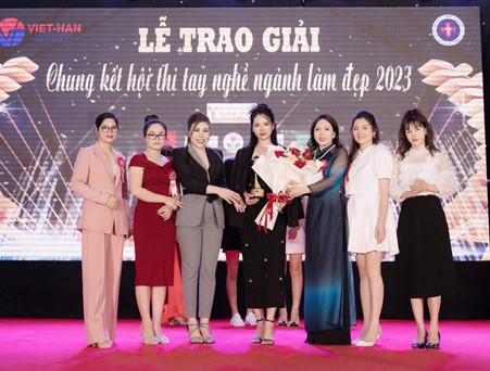 Cô gái nỗ lực hết mình, truyền lửa đam mê với nghề nail