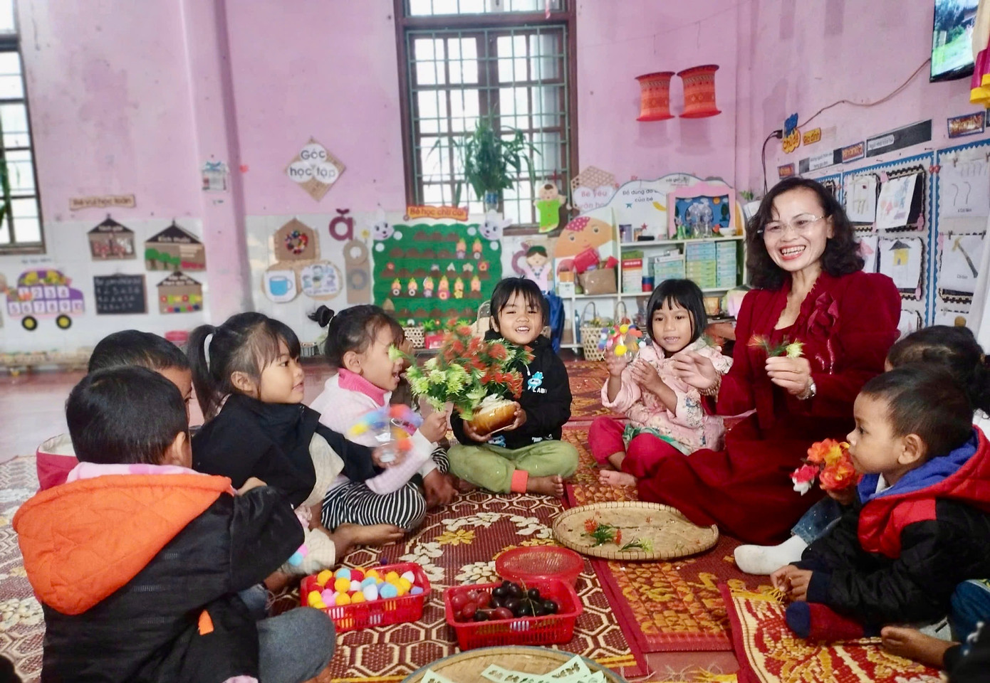 Lương chỉ 4 triệu, cô giáo vùng khó vẫn giữ lớp, nuôi trẻ bằng mô hình bán trú dân nuôi