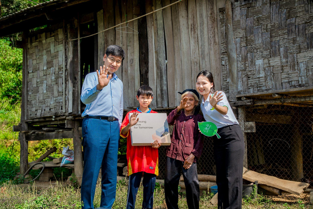 Món quà đặc biệt từ Tổng Giám đốc Samsung Việt Nam dành cho cậu bé mồ côi ở Thái Nguyên