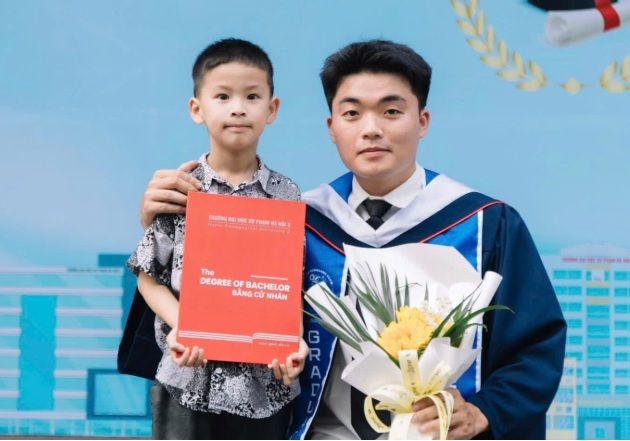 Thủ khoa vừa học vừa làm ‘ông bố sinh viên’