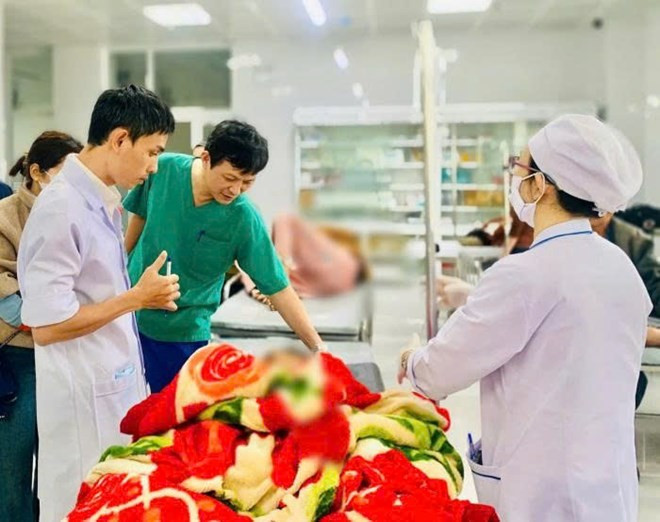 13 trẻ em bị thương khi rủ nhau trèo lên thùng và đầu xe công nông để chơi