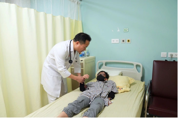 Mới 8 tuổi, 14 tuổi bị đột quỵ Bác sĩ cảnh báo phụ huynh đừng nhầm lẫn với cảm cúm