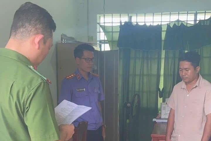 Bắt khẩn cấp đối tượng chiếm đoạt tiền hỗ trợ lũ lụt cho dân