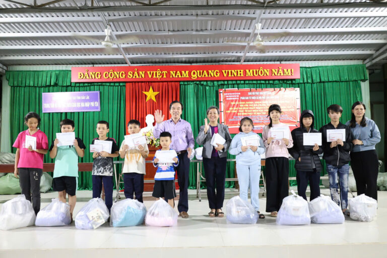 Trao tặng hơn 600 phần quà cho trẻ em khuyết tật tỉnh Đắk Lắk