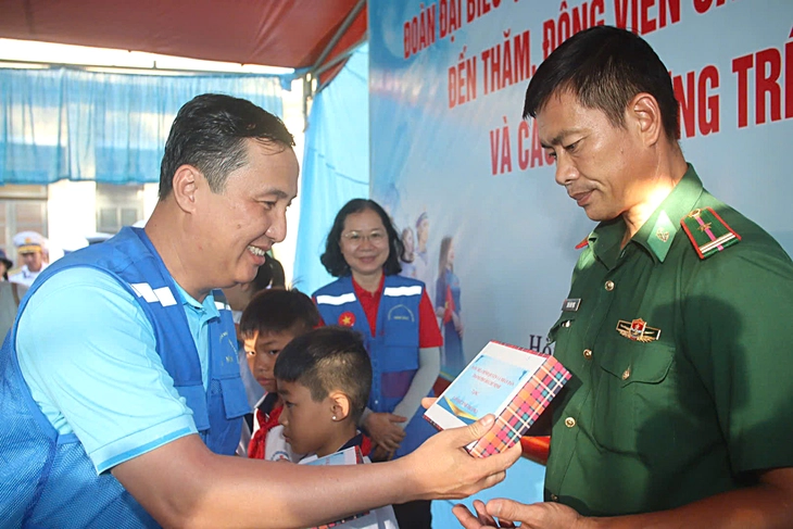 Từ lớp học 4 không nơi đảo Hòn Chuối, những ước mơ bay lên