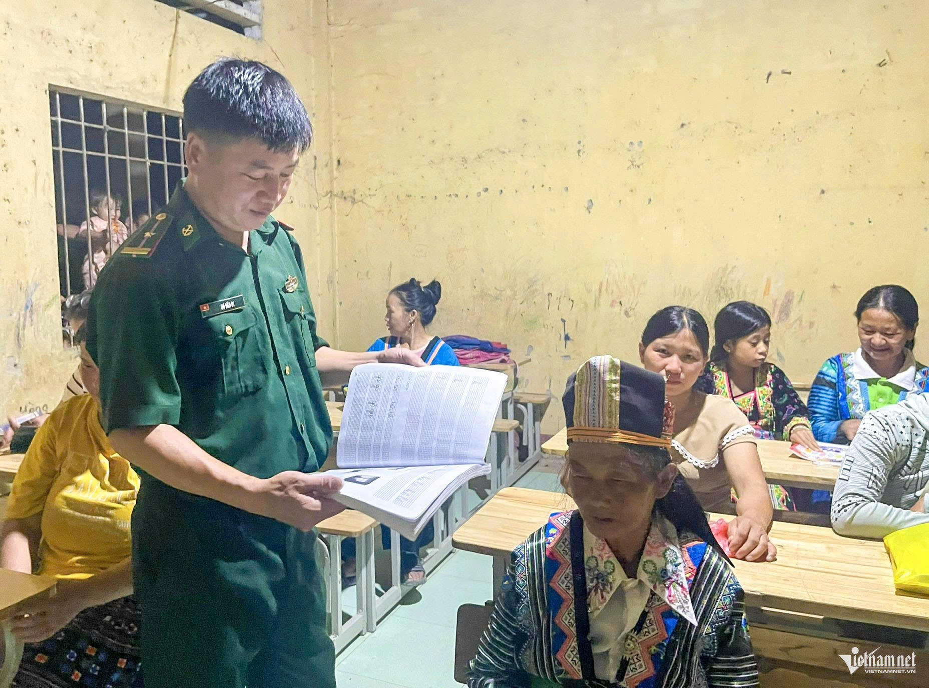 Thiếu tá biên phòng và hành trình xóa mù chữ nơi rẻo cao Mường Lát