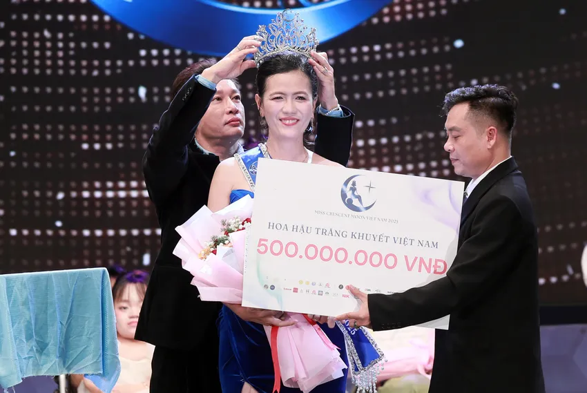 Cô giáo mất chân trái vì tai nạn đã đăng quang Hoa hậu Trăng khuyết