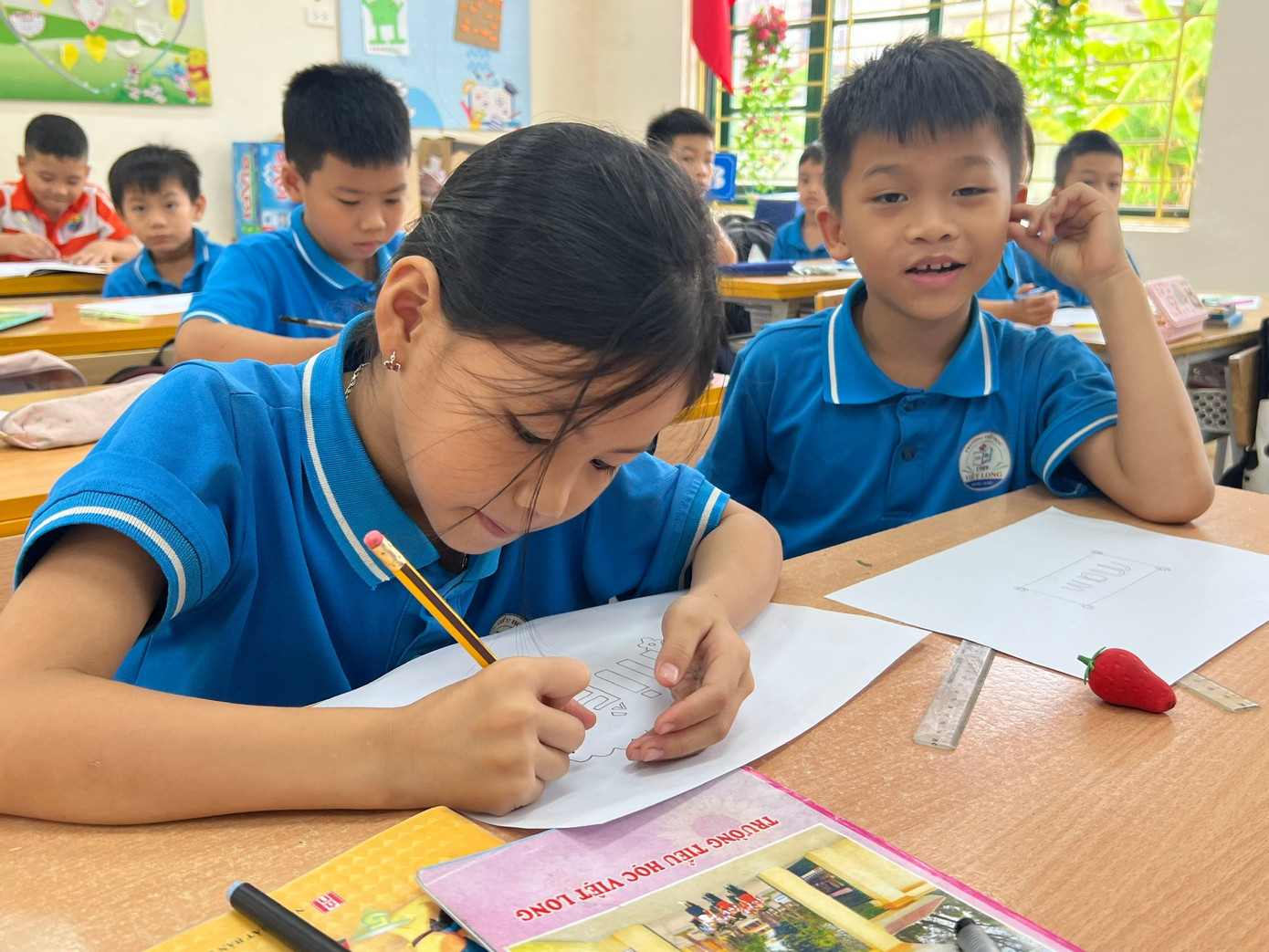 Miễn học phí nhưng trường ‘đẻ’ nhiều khoản thu tiền triệu mỗi tháng