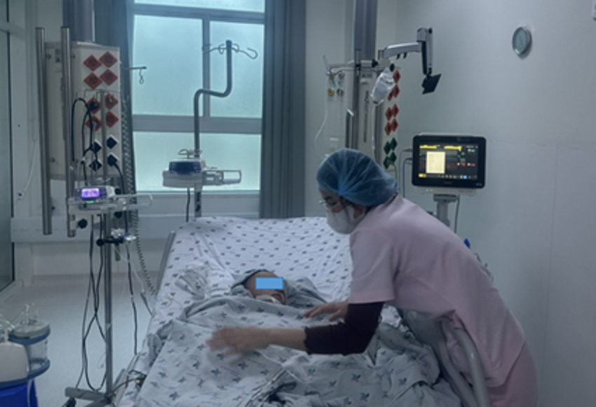 Sốt, nổi ban tưởng bệnh nhẹ, bé 2 tuổi tổn thương tim nguy kịch