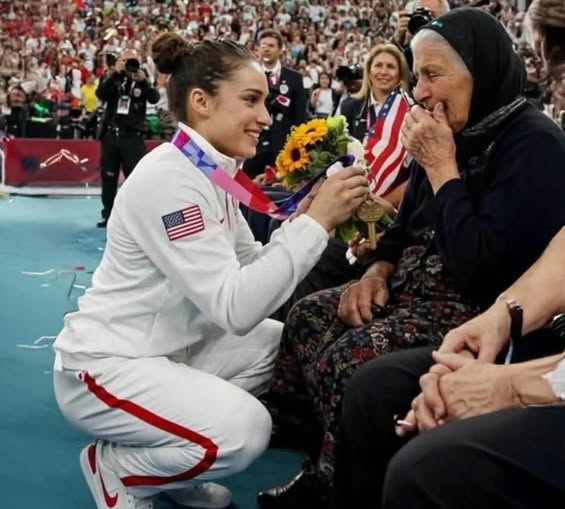 Một người lao công vô danh trở thành nhân vật trung tâm của lòng biết ơn