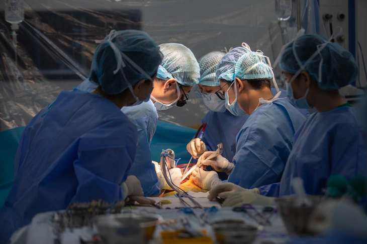 Nam sinh viên 19 tuổi hiến gan cứu thầy giáo