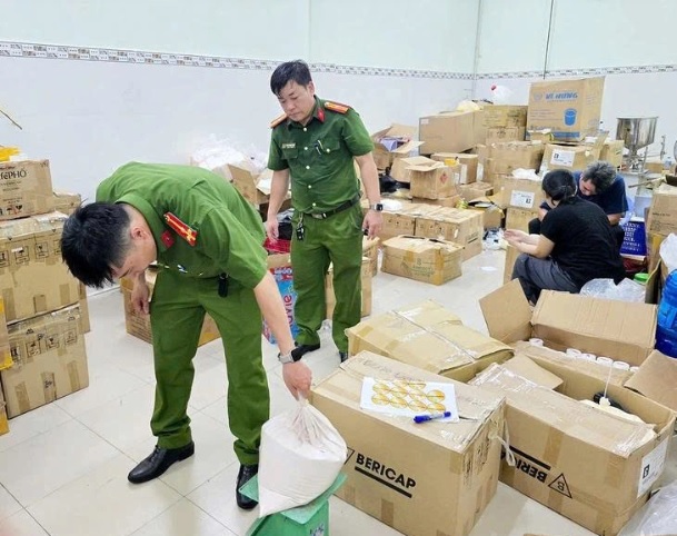 Hàng giả, giấy phép thật