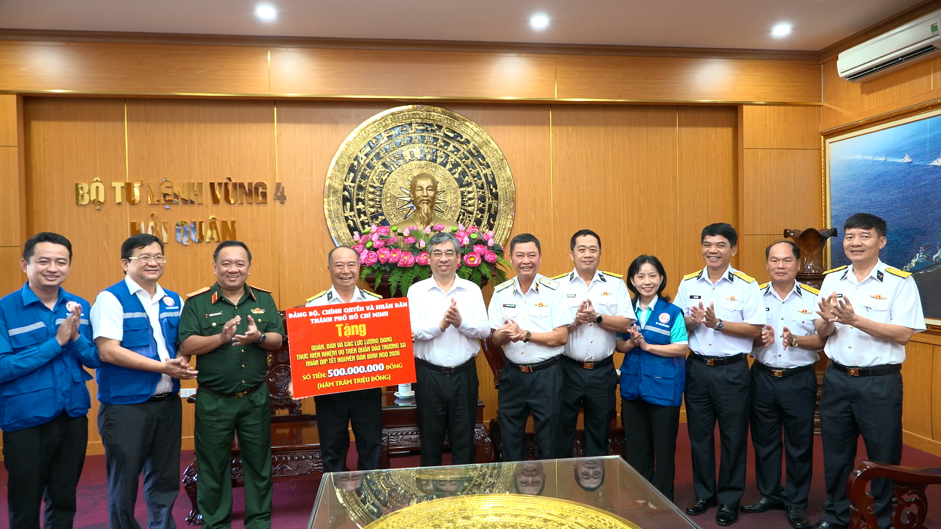 Lãnh đạo TP HCM thăm, làm việc, tặng quà quân dân Trường Sa