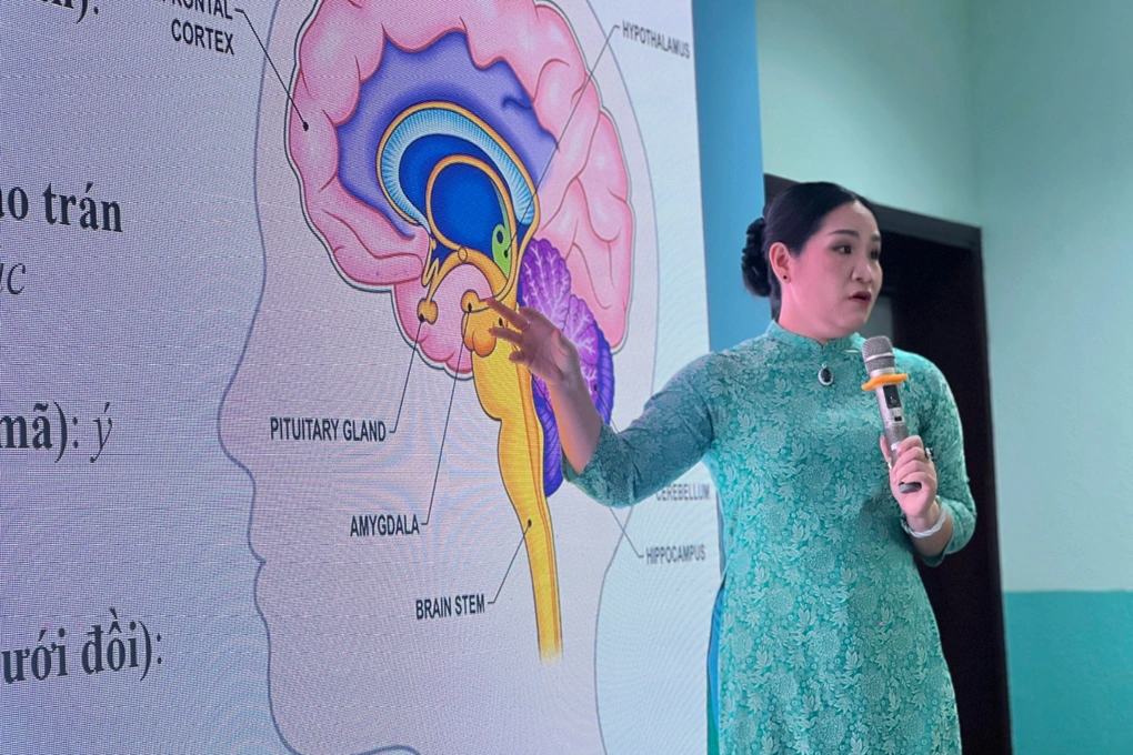 TS nêu quan điểm nuôi con phải lỳ và diễn làm phụ huynh ngạc nhiên