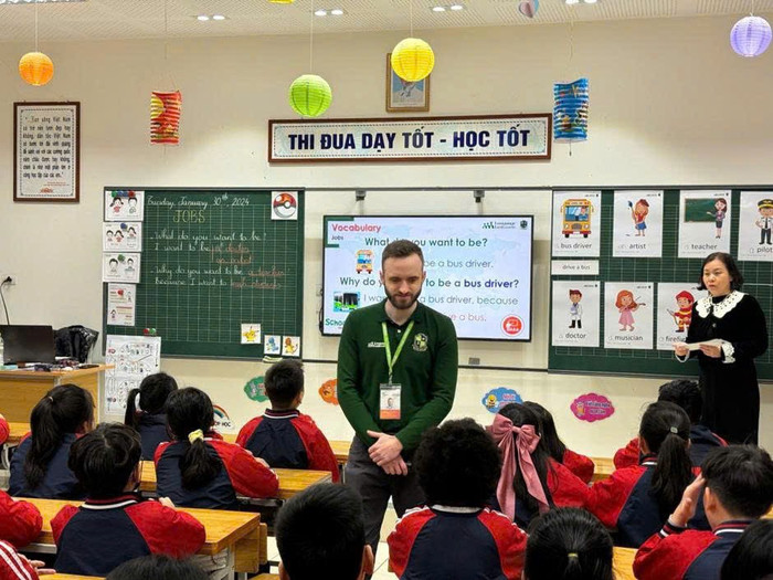Làm việc cùng đồng nghiệp nước ngoài, giáo viên tiếng Anh trường công ở Hà Nội được rất nhiều