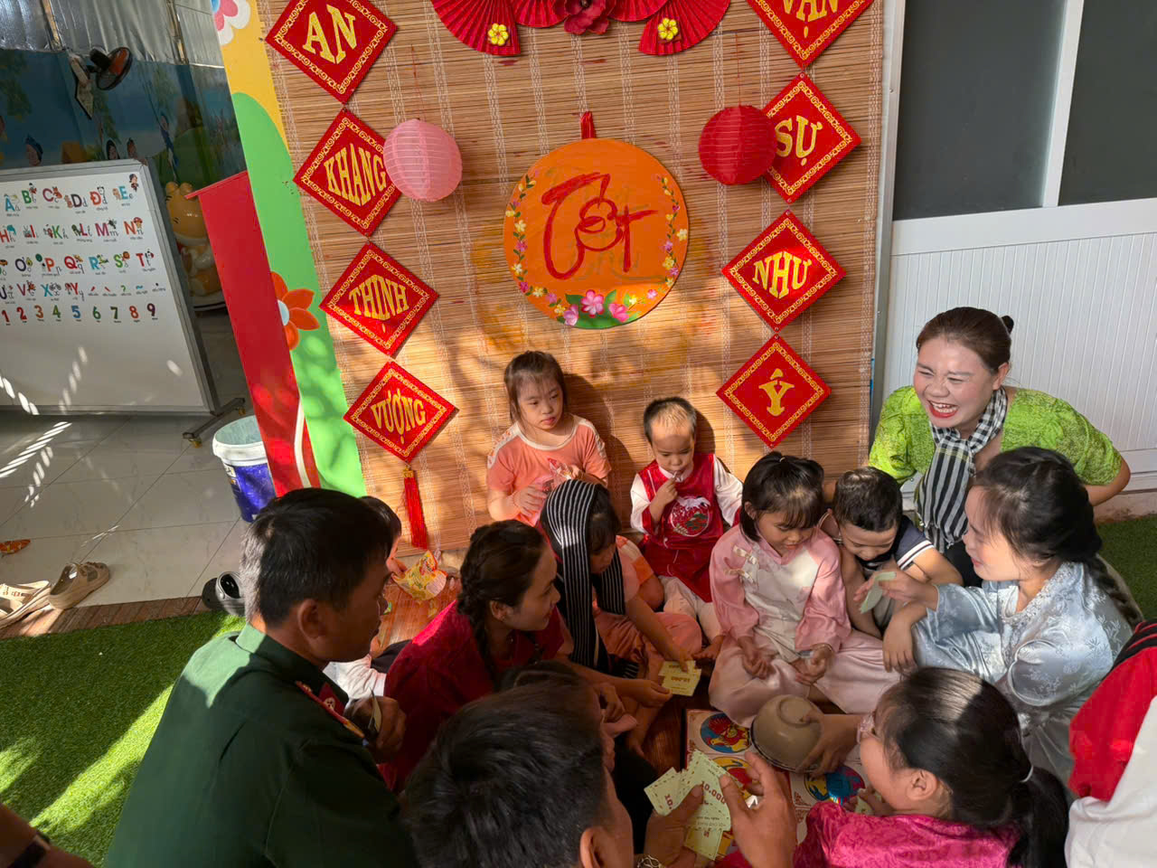 Hội chợ Xuân mang yêu thương và niềm vui ý nghĩa dành cho trẻ em