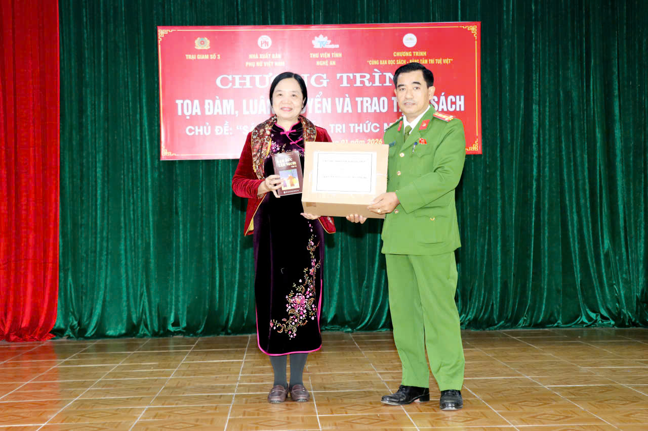 Tiến sĩ Vũ Dương Thúy Ngà và hành trình trao sách tại Nghệ An