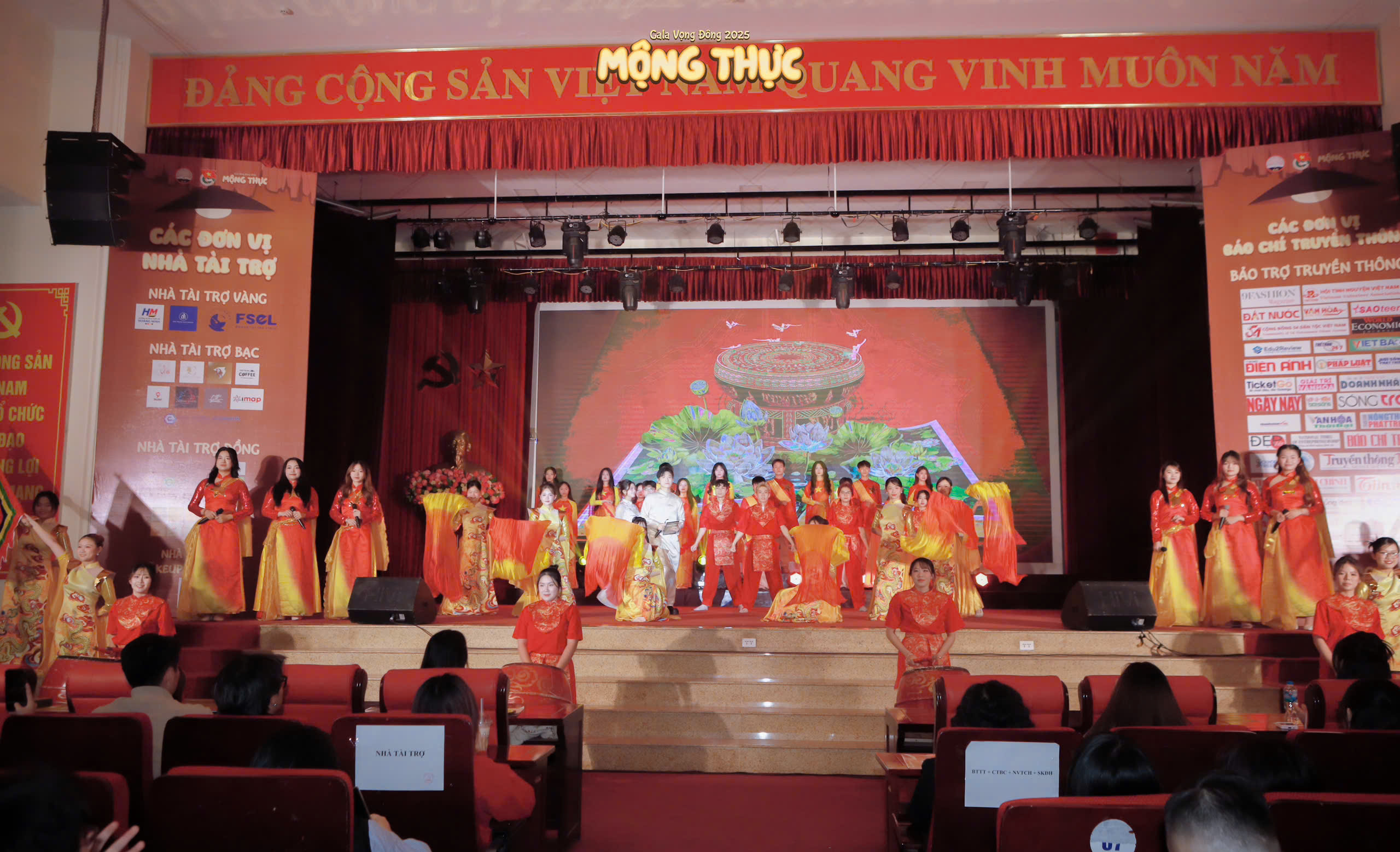 Gala Vọng Đông 2025 Khi Mộng hóa Thực trên sân khấu Học viện Báo chí và Tuyên truyền