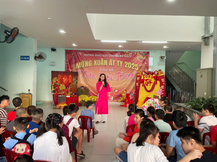 Phụ cấp ưu đãi 80 cho giáo viên dạy trẻ khuyết tật là cần thiết để giữ chân thầy cô theo nghề