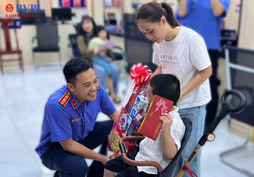Sau kiến nghị của Viện kiểm sát, Công an tới tận nơi cấp căn cước công dân cho trẻ khuyết tật
