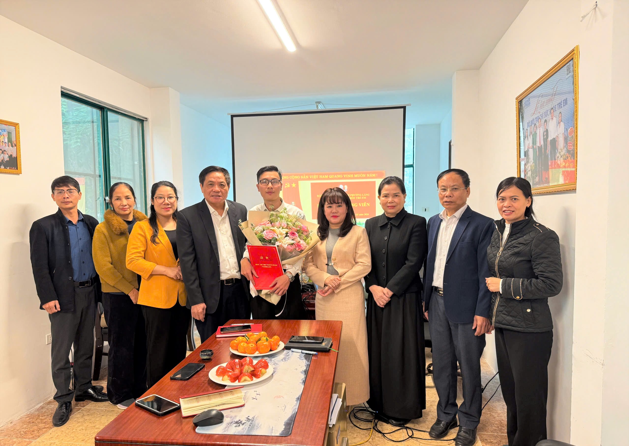 Chi bộ Tạp chí Sức khỏe Trẻ em tổ chức Lễ kết nạp Đảng viên mới