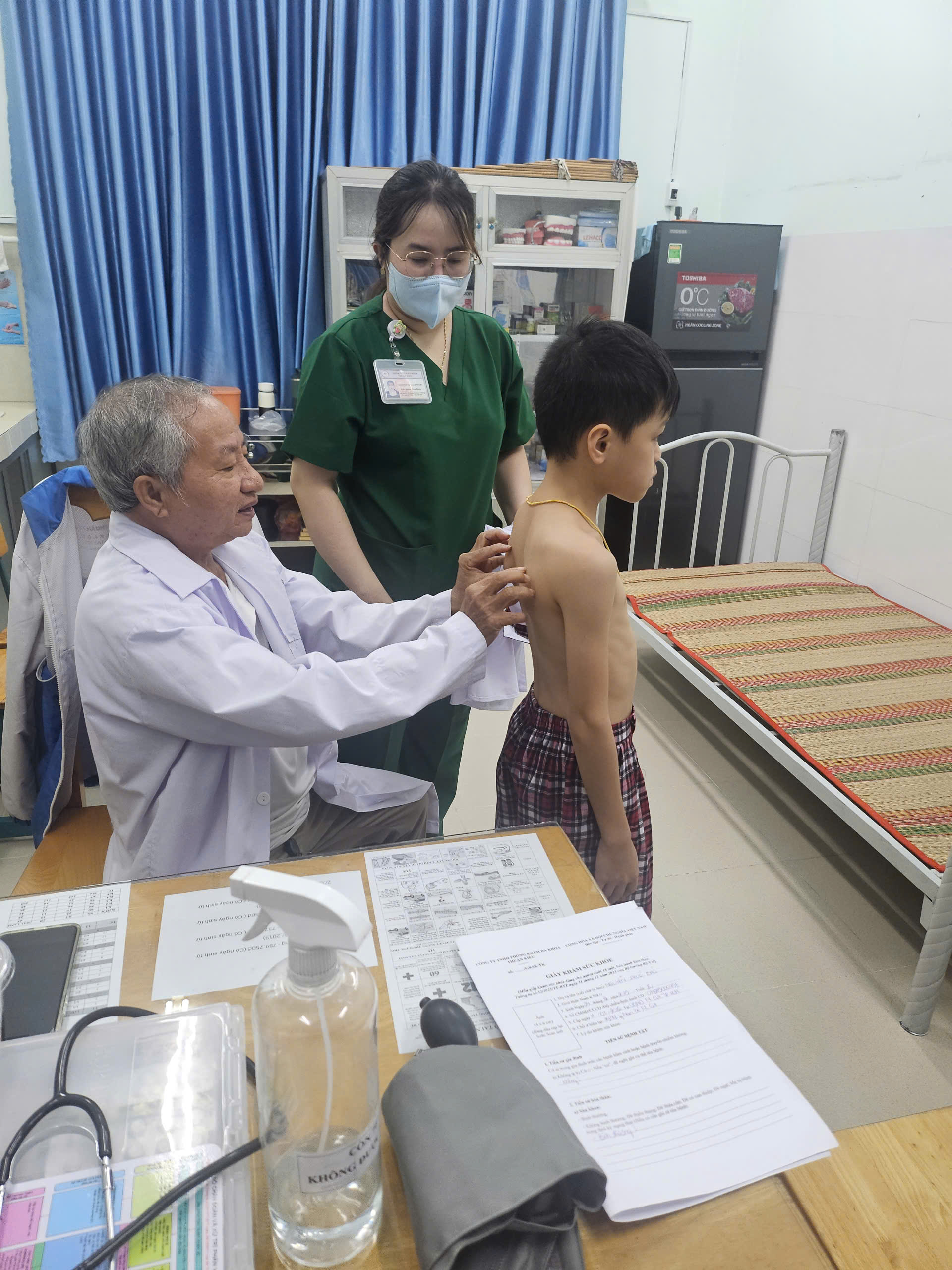 Cha mẹ căng thẳng – trẻ em tổn thương Góc nhìn y tế về sức khỏe tinh thần gia đình