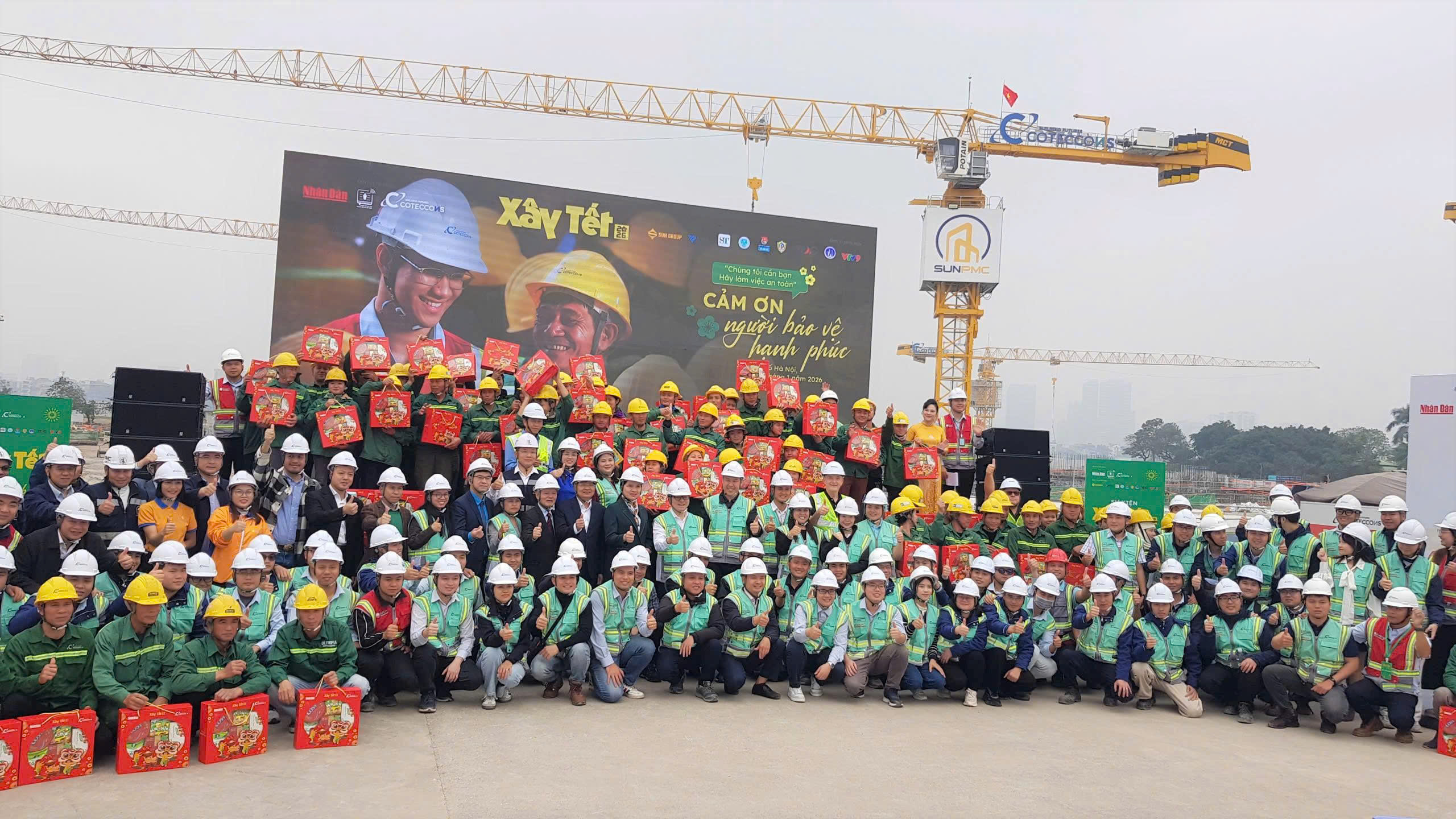 Xây Tết 2026 tặng quà cho hơn 1 100 công nhân xây dựng tại Hà Nội