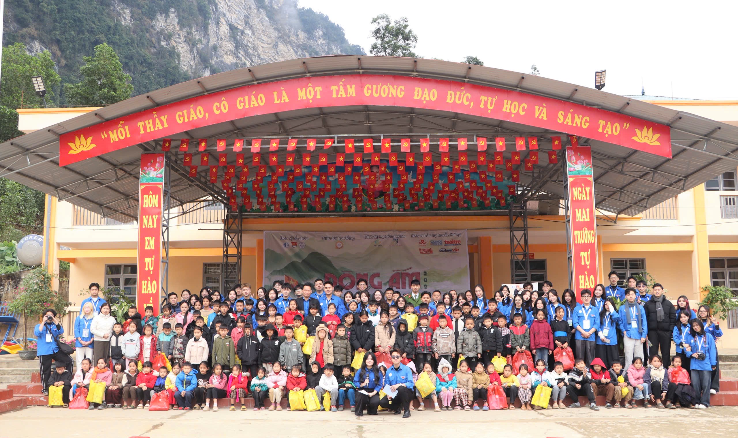 Tặng quà và chia sẻ yêu thương cho trẻ em miền núi Tuyên Quang