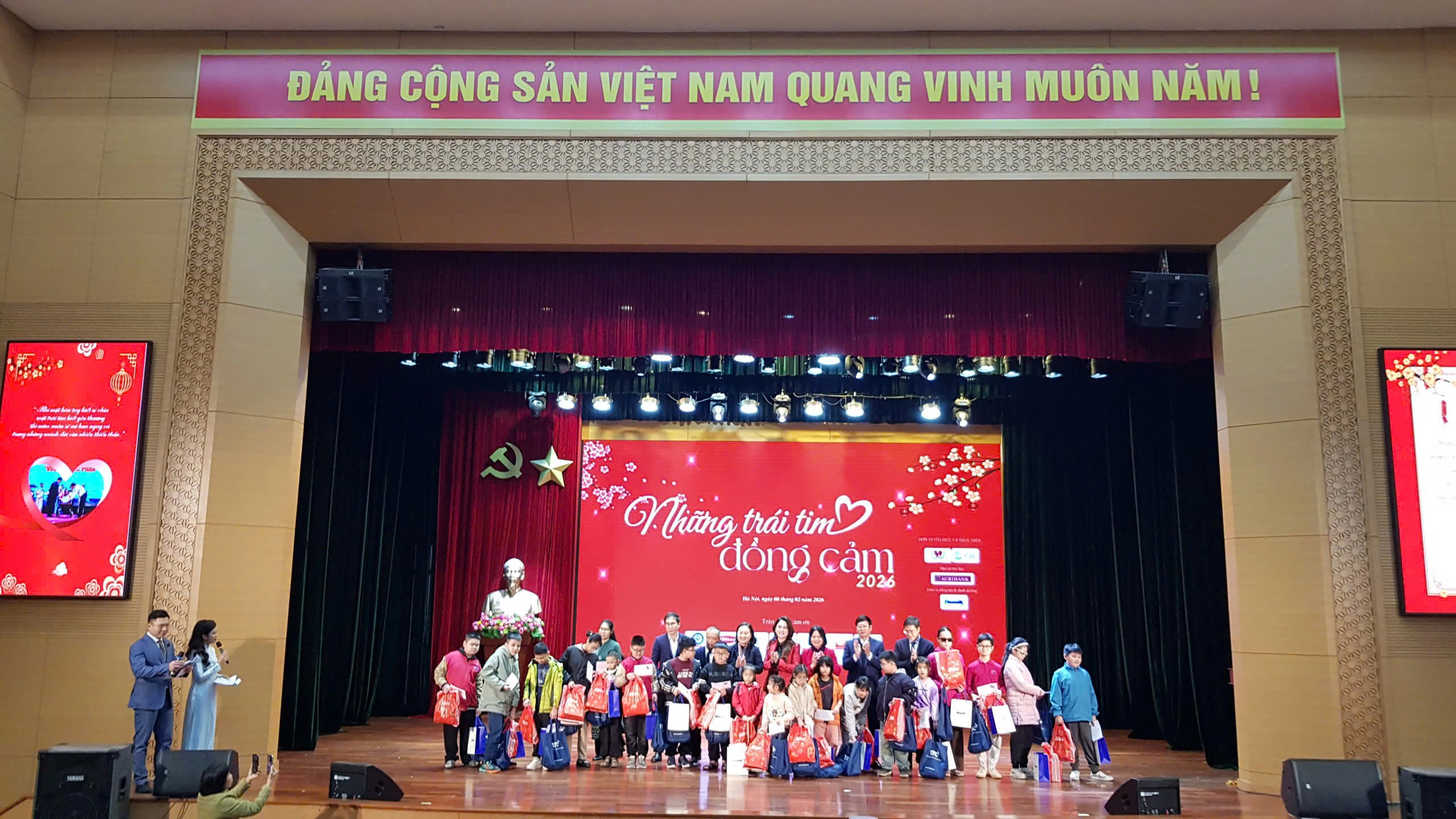 Những trái tim đồng cảm Trao yêu thương và tặng quà Tết cho các em nhỏ