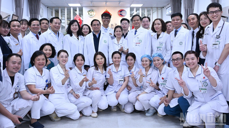 Thủ tướng kiểm tra công tác trực cấp cứu tại Bệnh viện Bạch Mai và Việt Đức