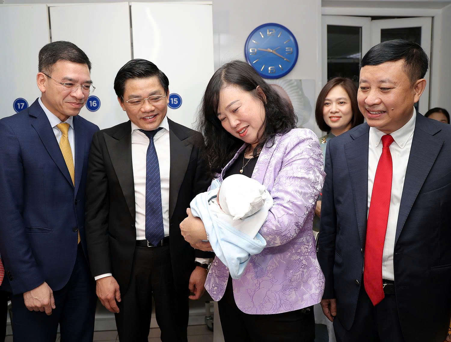 Bộ trưởng Bộ Y tế Đào Hồng Lan thăm, động viên y bác sĩ trực Tết, chúc mừng công dân nhí chào đời đêm Giao thừa